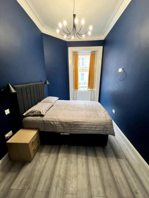 Queens Park Area, Beautiful vibrant ground floor Apartment Lovely